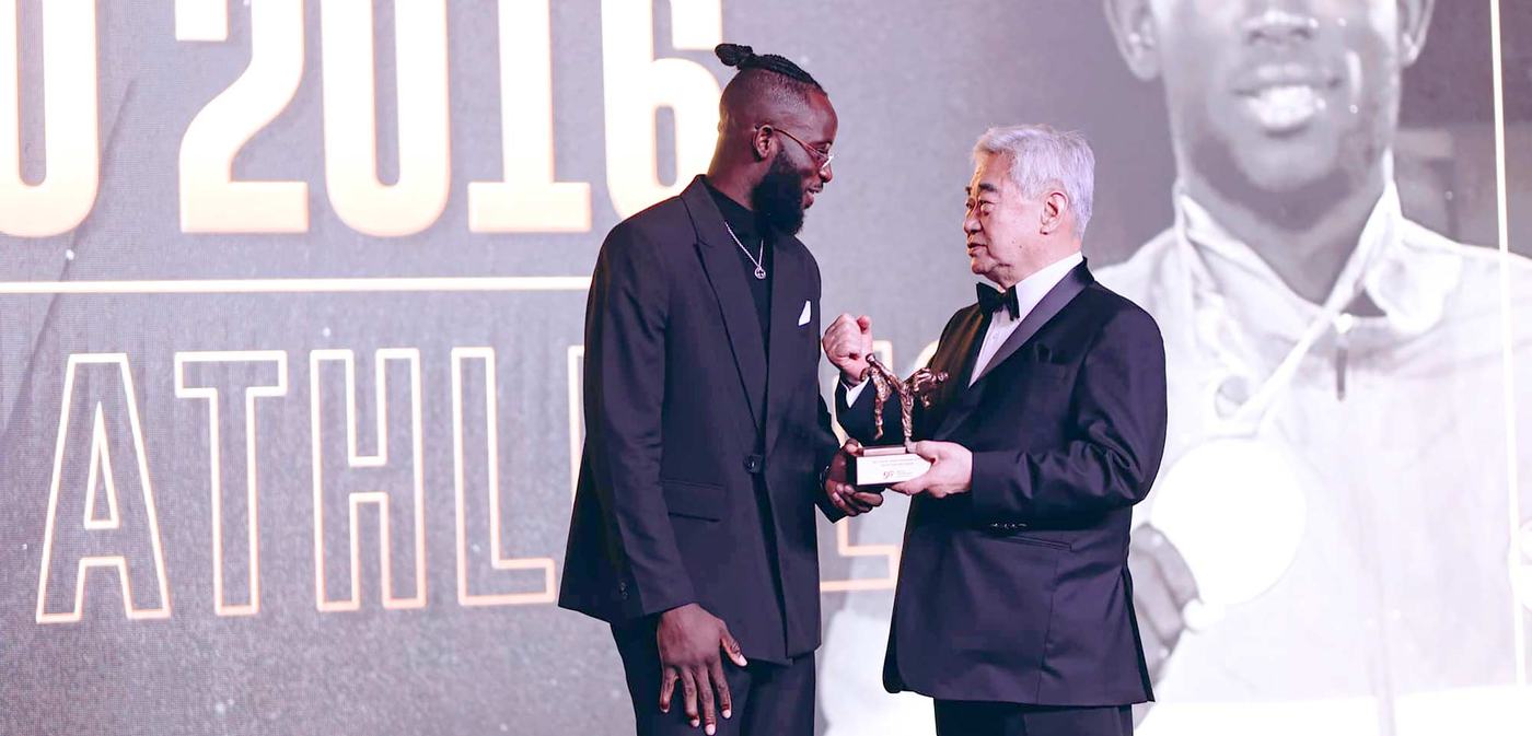 Cheick Cissé recevant son trophée.
