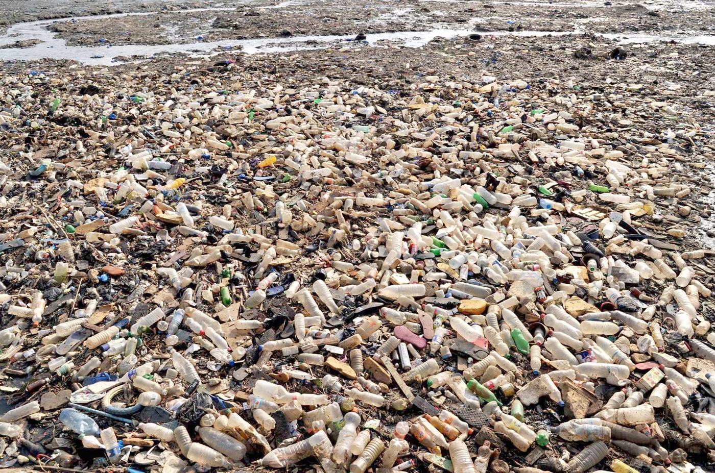 La grande majorité des sachets plastiques sont abandonnés çà et là dans la nature et contribuent à l’obstruction des ouvrages d’assainissement