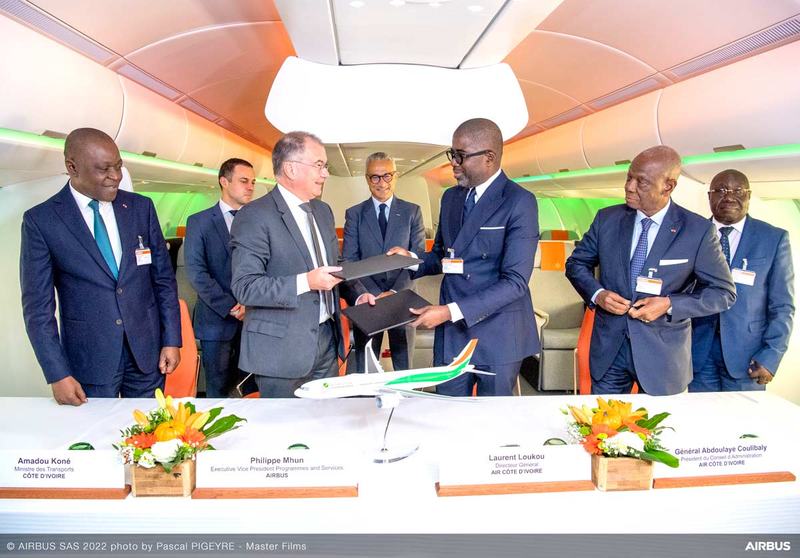 Le DG Loukou Laurent (à droite) a paraphé pour Air Côte d’Ivoire la convention d’achat des deux avions gros porteur
