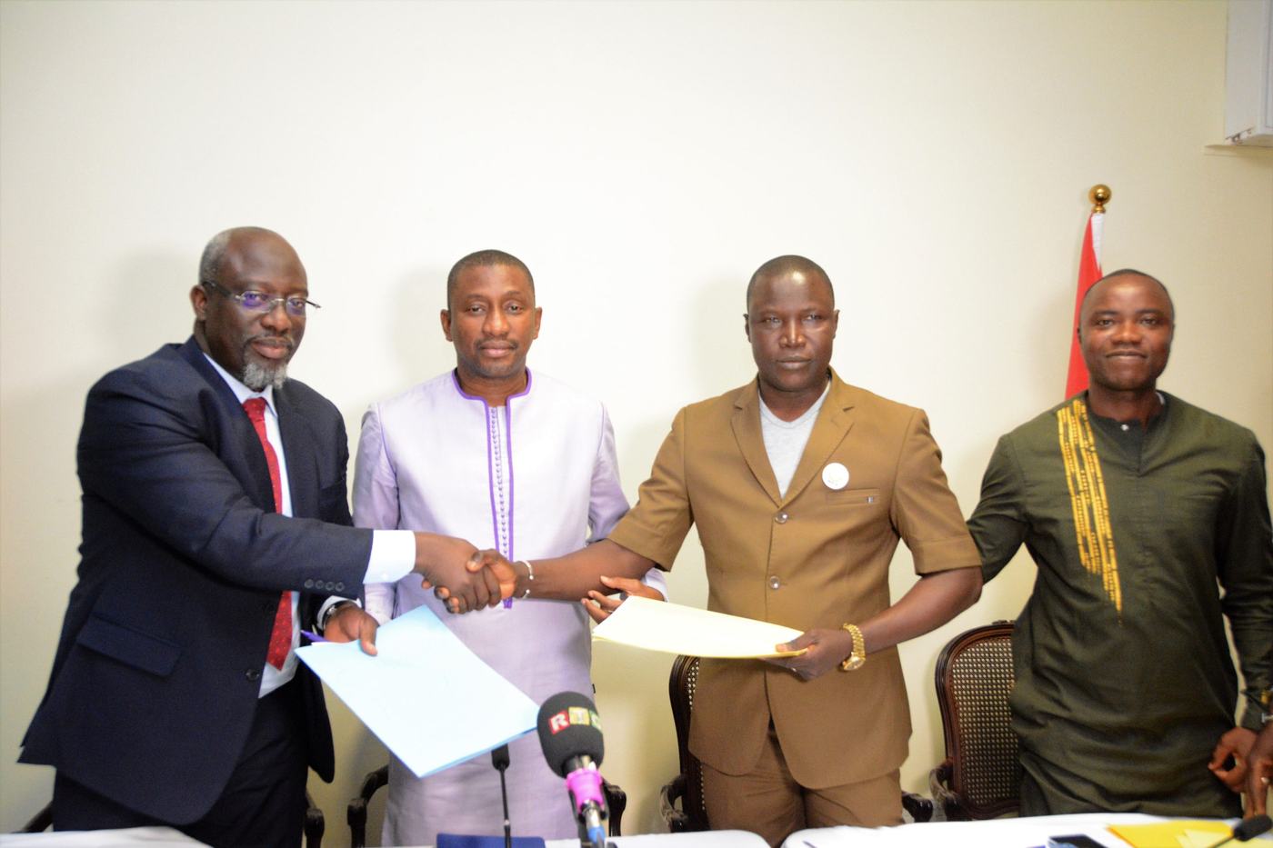 Diakalidia Konaté, Secrétaire Exécutif de la Commission Nationale des Frontières de Côte d’Ivoire (à l’extrême gauche) a pris une part active aux travaux de Conakry.