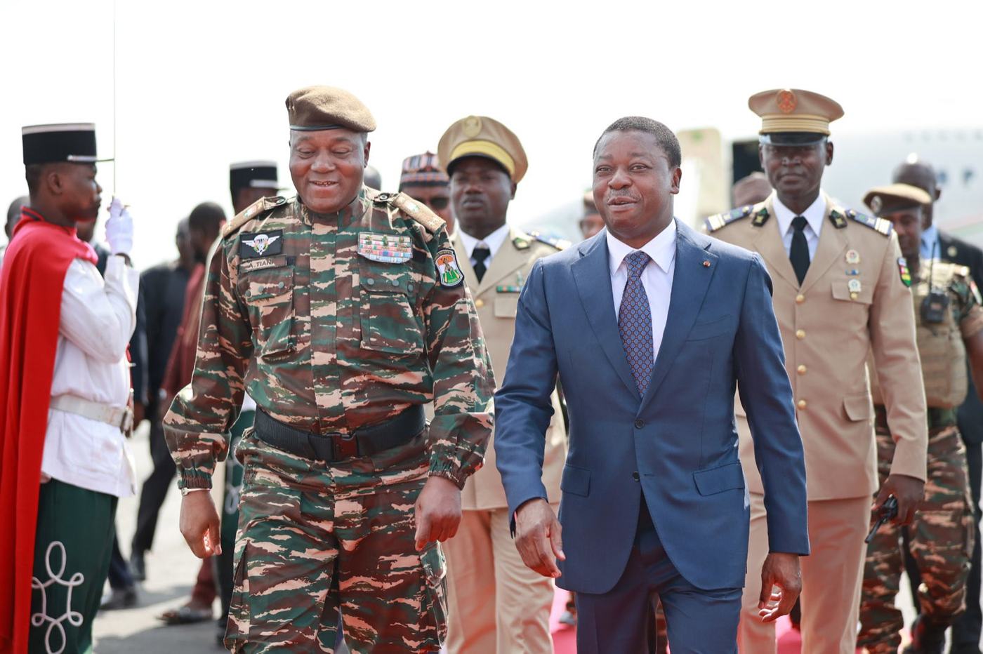 Le chef de la junte nigérienne Abdourahmane Tiani accueilli par Faure Gnassingbé ( Ph-Dr)