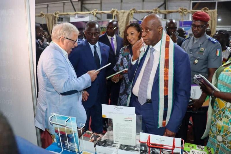 Adama Bictogo, Françoise Remarck et Ally Coulibaly ont échangé avec des écrivains, des éditeurs et plusieurs exposants lors de la visite des stands. / Photo-DR