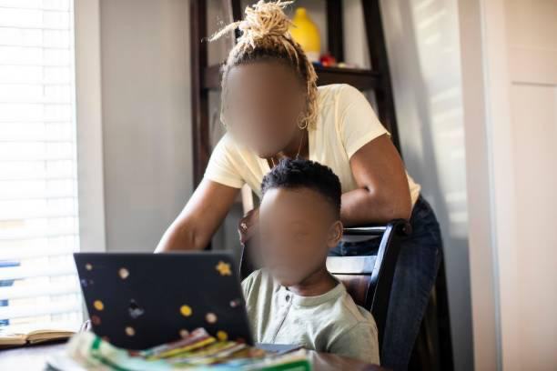 Les parents peuvent prévenir l’addiction, en contrôlant l’activité de leur enfant sur les écrans .