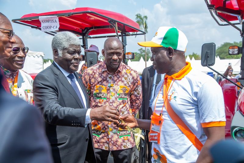 Le Premier ministre Beugré Mambé, parrain des Journées nationales du producteur de coton, de l’anacarde et du karité (JNPCA) a remis les clés des engins agricoles aux agriculteurs primés.