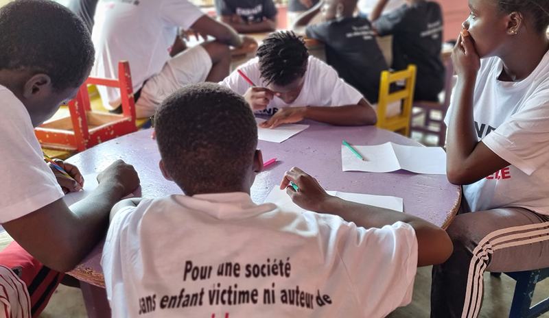 Les enfants sont impliqués dans la lutte contre les abus sexuels sur mineurs, comme à cet atelier de l’ONG Dignité et Droits des Enfance en Côte d’Ivoire.