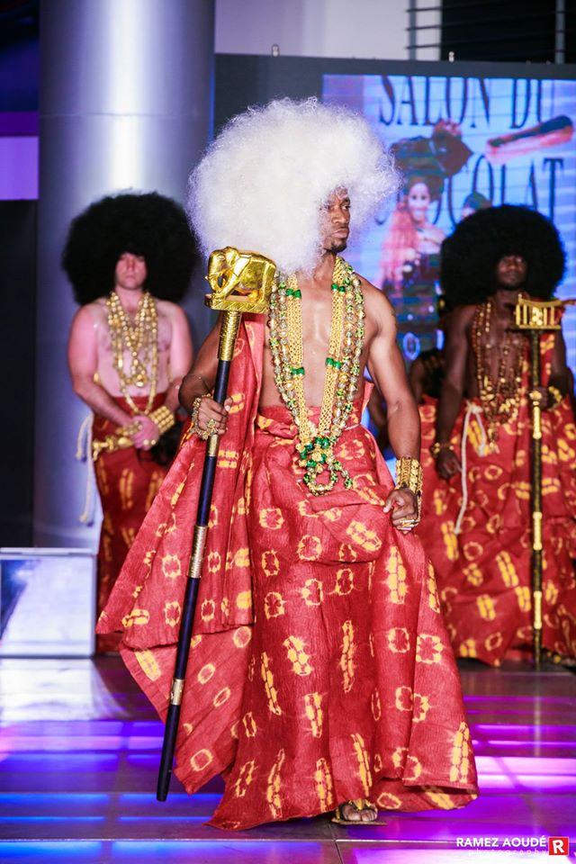 Un mannequin portant une création de Miss Zahui à base du tapa, lors d’un défilé de mode, à Abidjan en 2017.