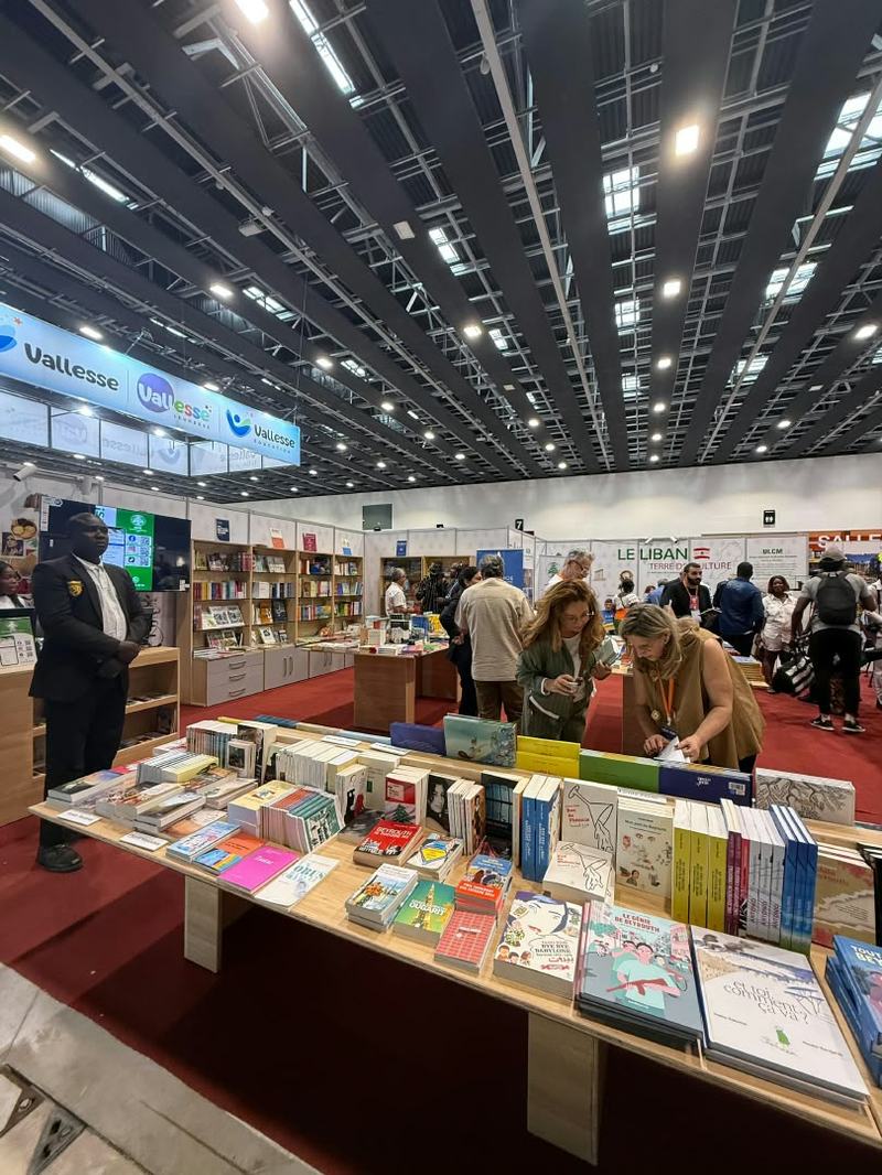 des visiteurs de stands
