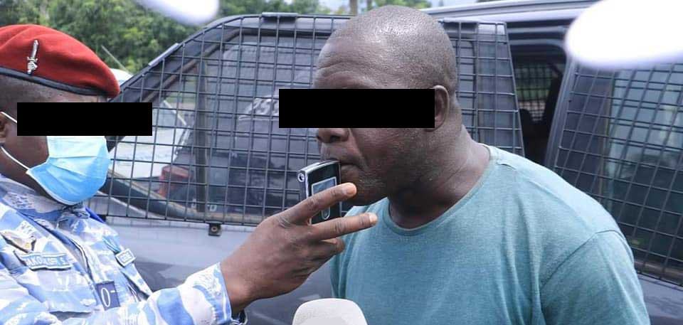 Au cours de l’opération de contrôle routier baptisée « Épervier 10 », les chauffeurs subissent un test d’alcoolémie./Photo-DR