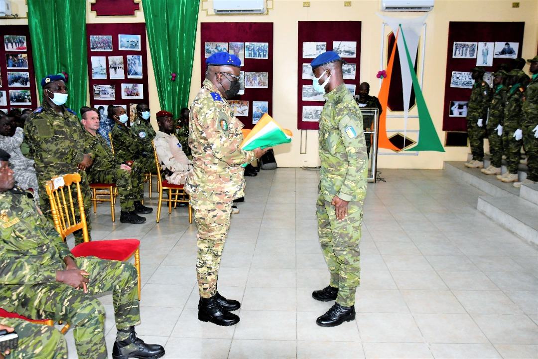 Le Général Doumbia a remis au chef de détachement le drapeau national, accompagné de l’ordre de mission, avant leur départ sur le terrain.