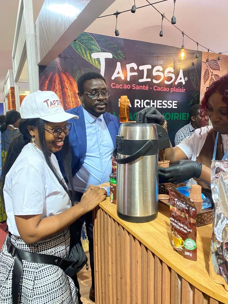 La rencontre entre les visiteurs et les exposants se passait dans la gaité et la convivialité autour de la dégustation du chocolat.