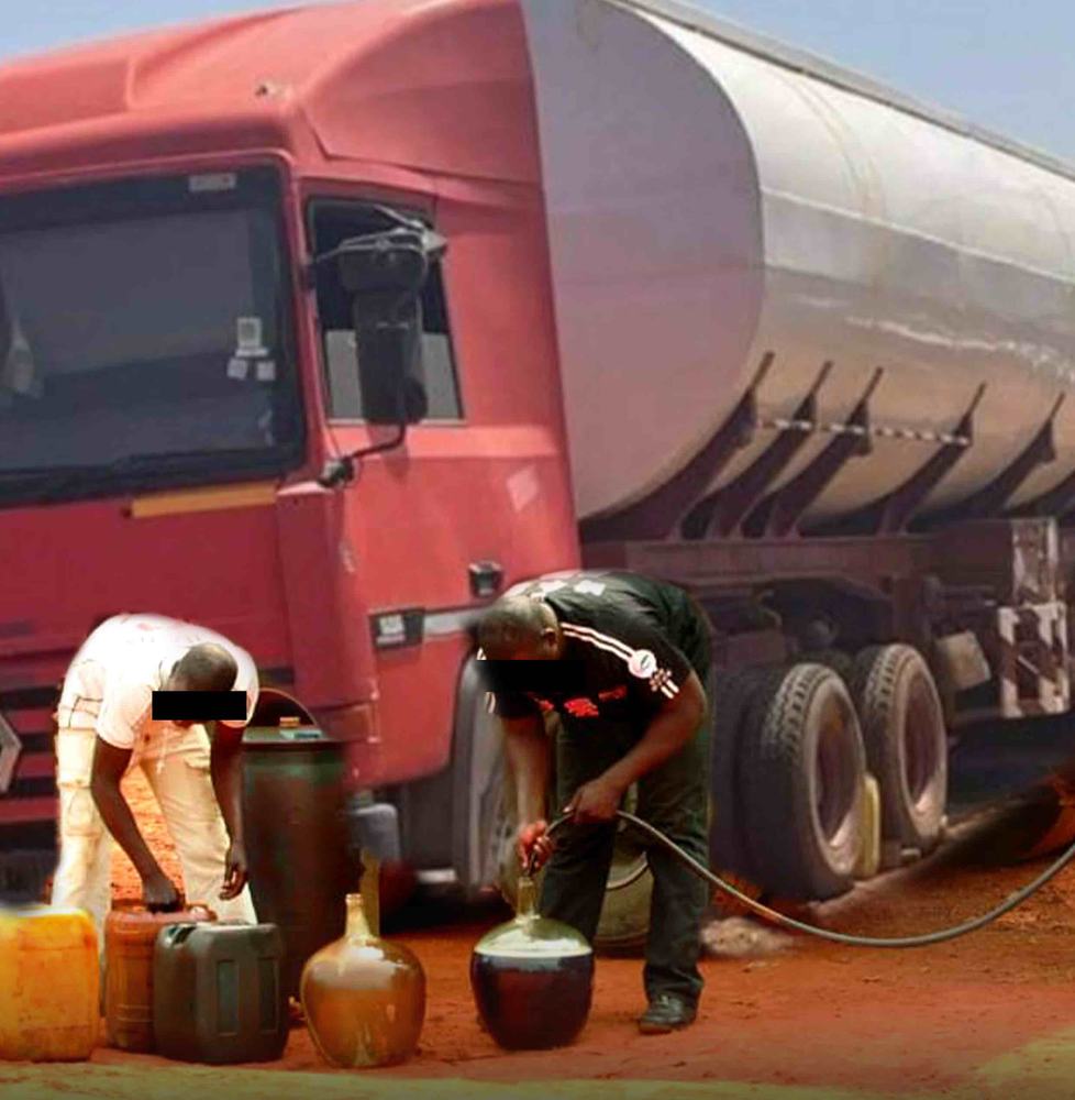 Du carburant extrait d’un camion citerne pour alimenter le réseau des contrebandiers/Photo-DR