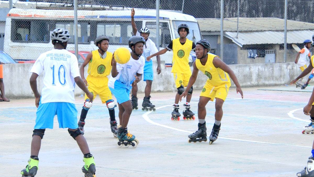Des joueurs de rollball, en pleine activité, sur un terrain de jeu./ Photo-DR