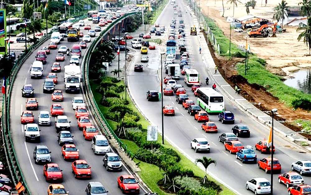 Les grandes artères de la ville d’Abidjan sont souvent encombrées par les voitures. (Photo DR)