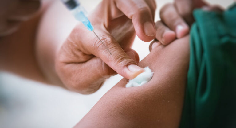 Santé : Prévenir et traiter la fièvre typhoïde